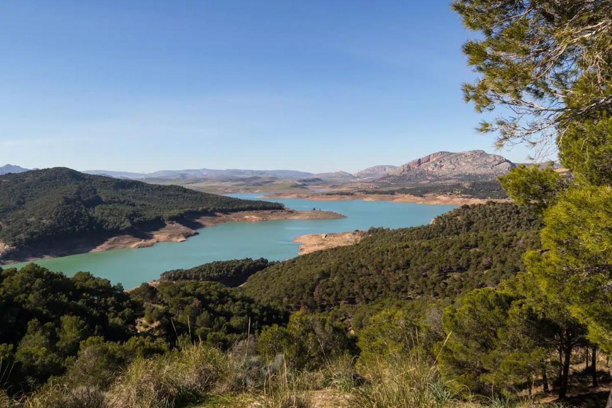 Mirador de los Tres Embalses, el rincón que te muestra una de las caras más bonitas de Málaga