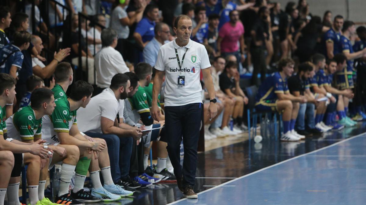 Quique Domínguez, en el pabellón de O Gatañal con la equipación del Anaitasuna.