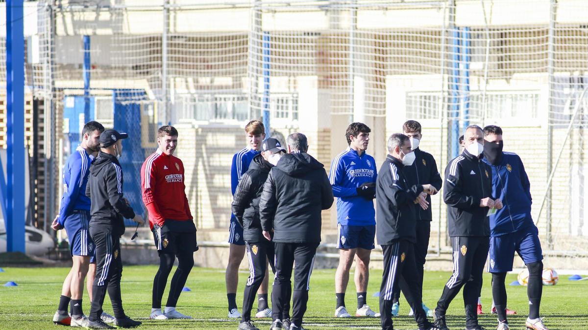 JIM, junto a sus jugadores en un entrenamiento en la Ciudad Deportiva.