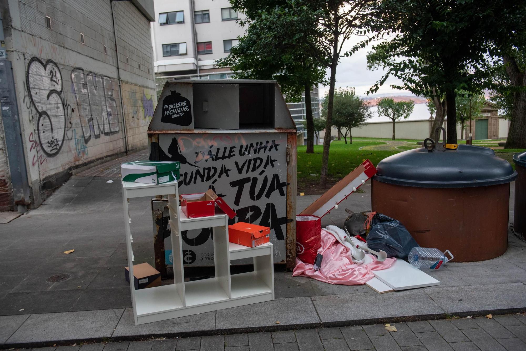 El incivismo hace de la calle un vertedero de muebles
