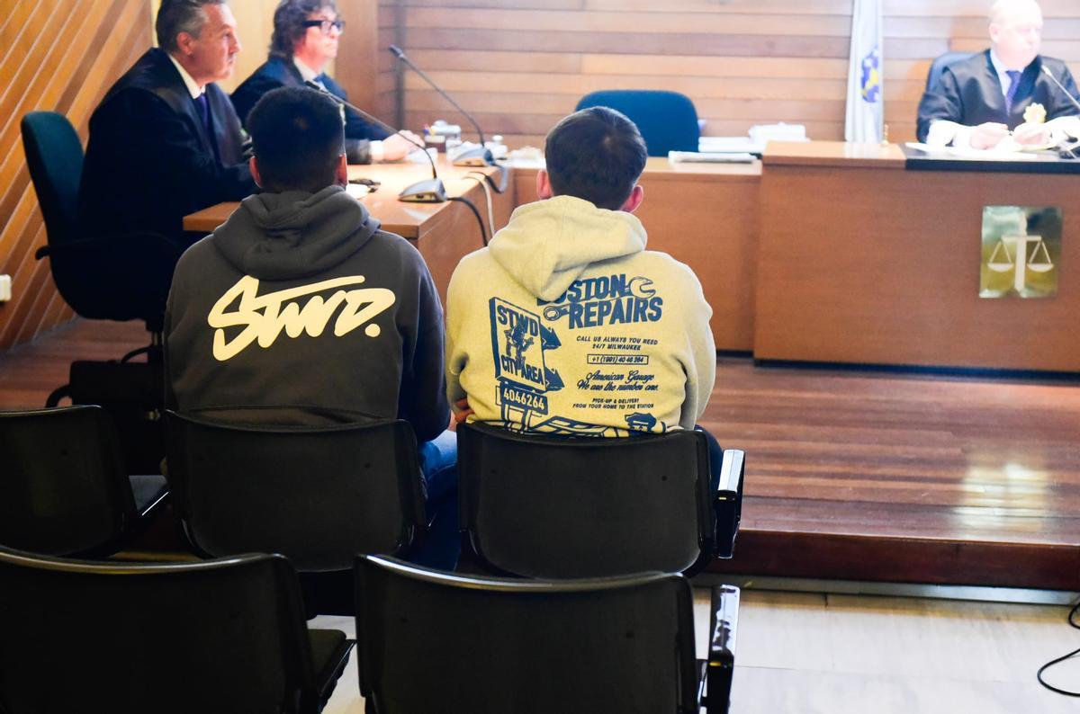 Los dos condenados por lesiones causadas a Yoel Quispe, de espaldas en el juicio celebrado este martes.