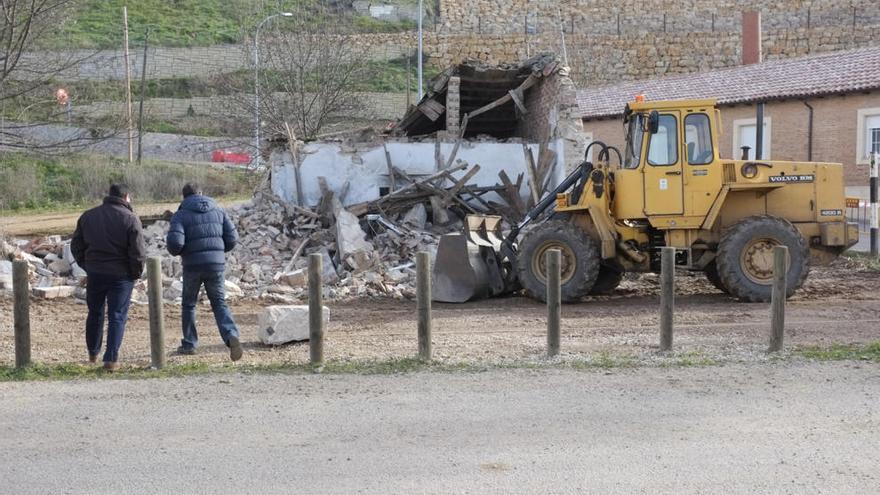 Trabajos de demolición de la casa del guardagujas.