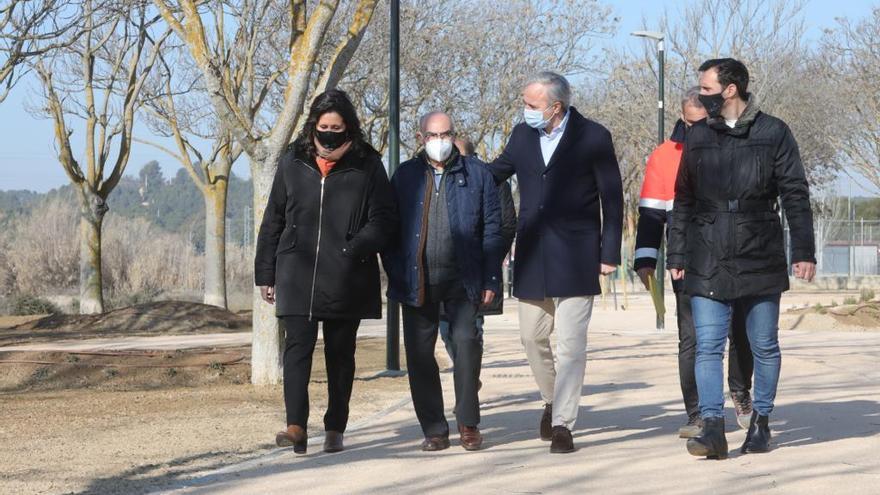 Azcón, este martes, paseando por el nuevo parque de San Gregorio.