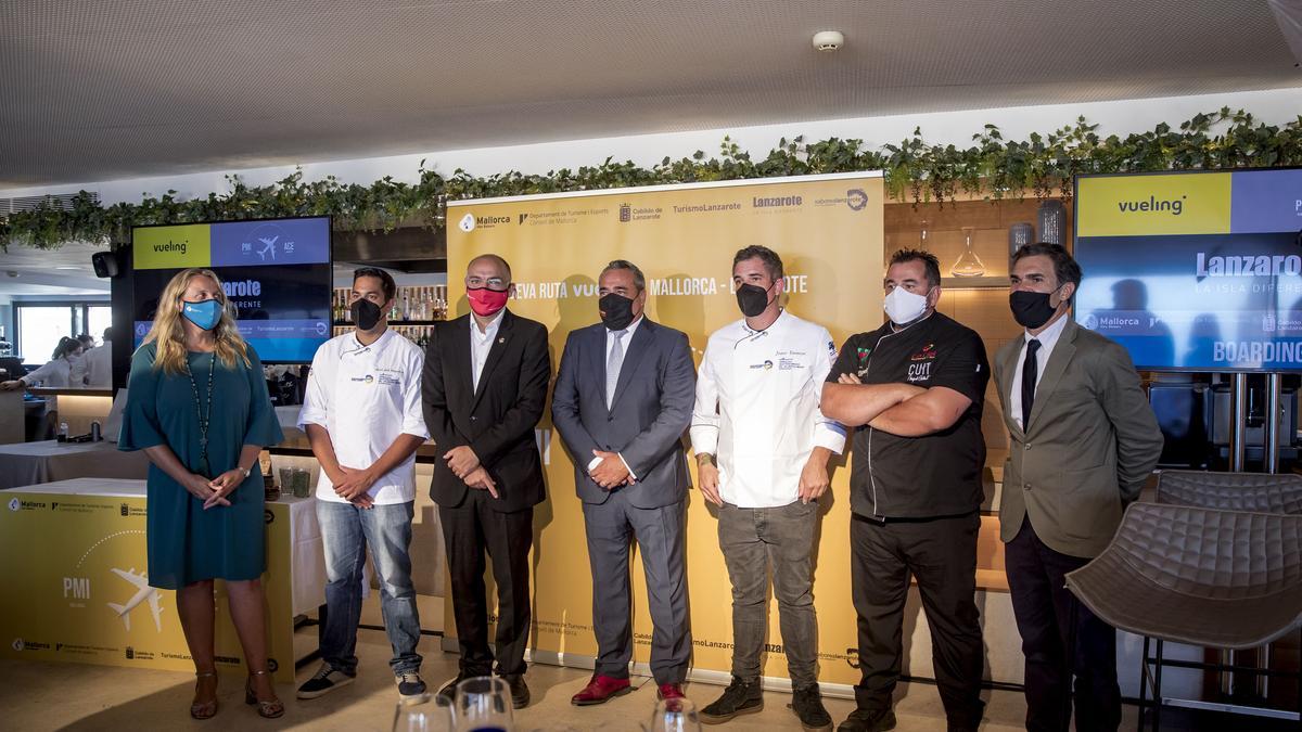 Los delegados del Cabildo de Lanzarote, Ángel Vázquez y Héctor Fernández, el conseller de Turismo de Mallorca, Andreu Serra, y los chefs, Miquel Calent, Joao Faraco y Abel de Rosario