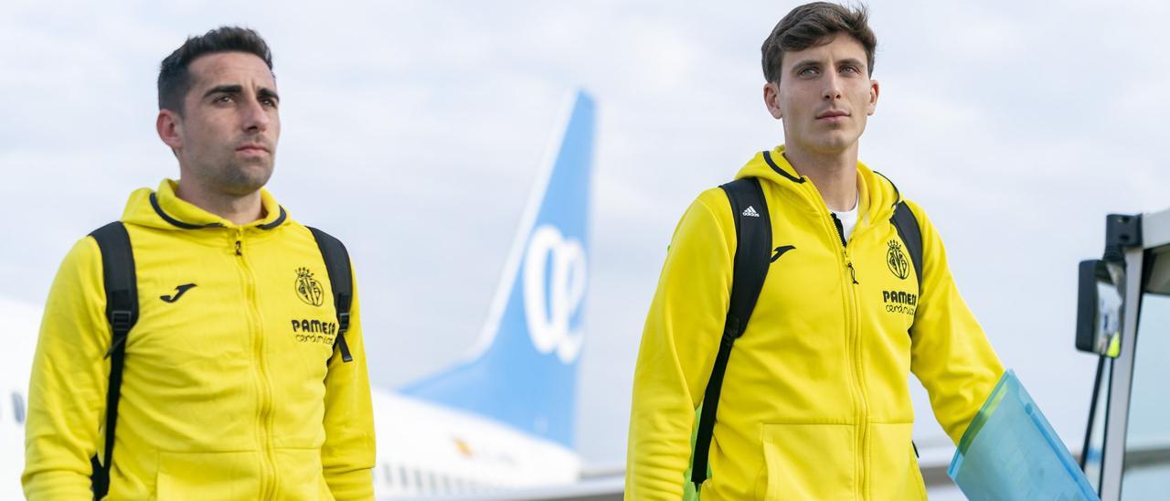 Pau y Paco Alcácer en la llegada del Villarreal al aeropuerto de Liverpool.