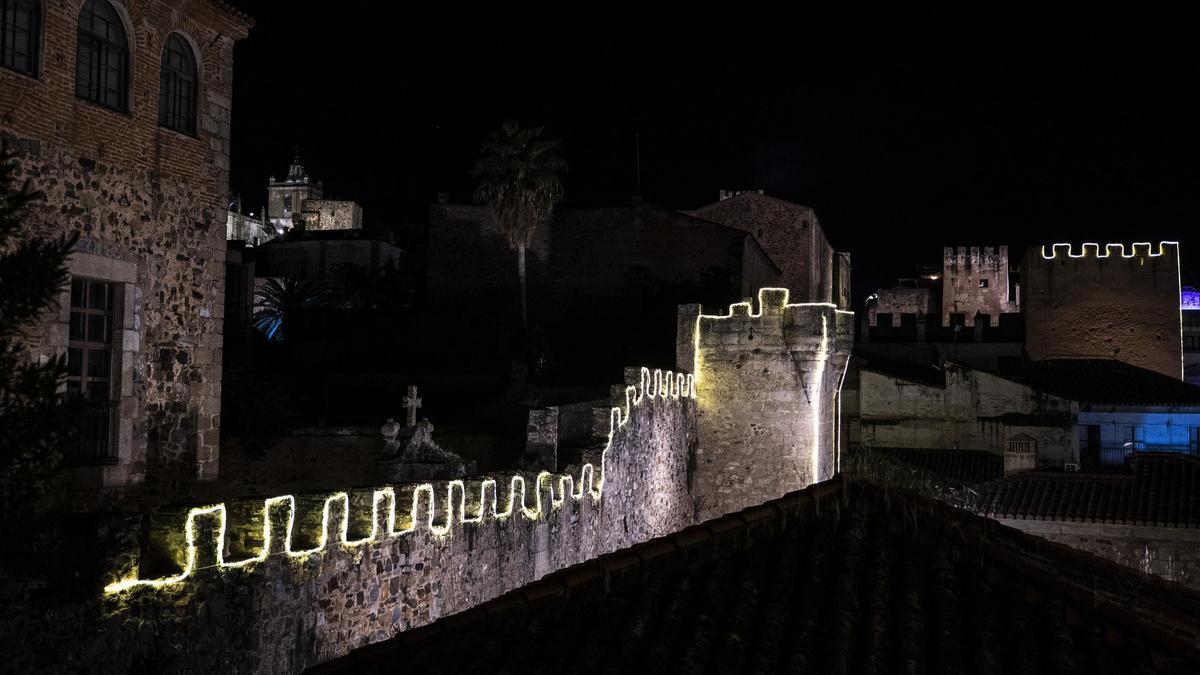 FOTOGALERÍA | Cáceres ilumina su muralla