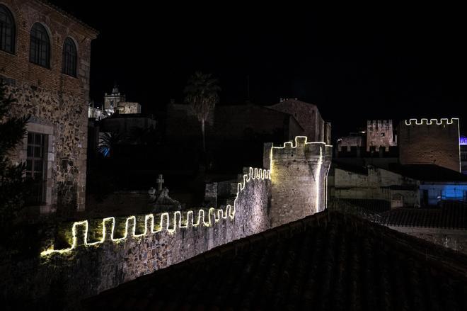 FOTOGALERÍA | Cáceres ilumina su muralla