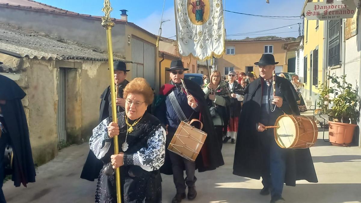 Mujeres de Pelas de Arriba y los tamborileros de Fermoselle, en la procesión de Santa Águeda