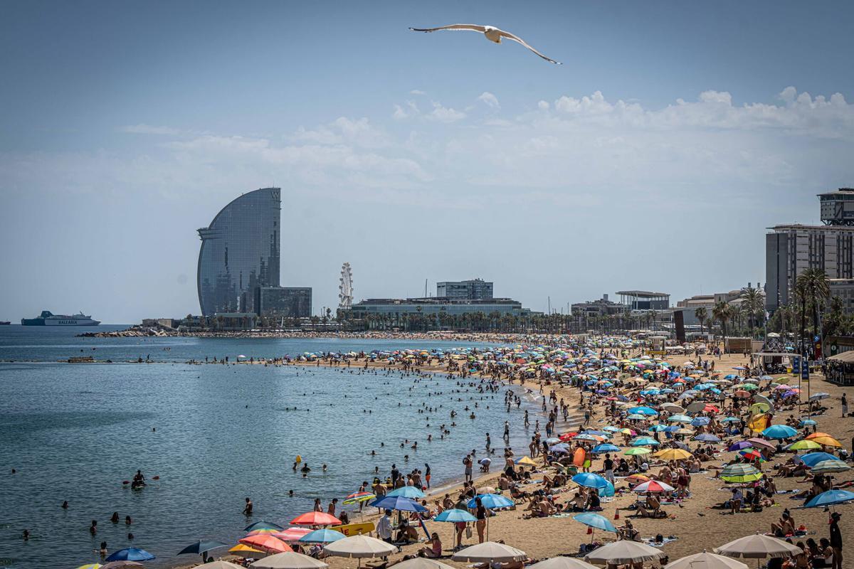 Las playas de Barcelona se llenan con el aumento de las temperaturas