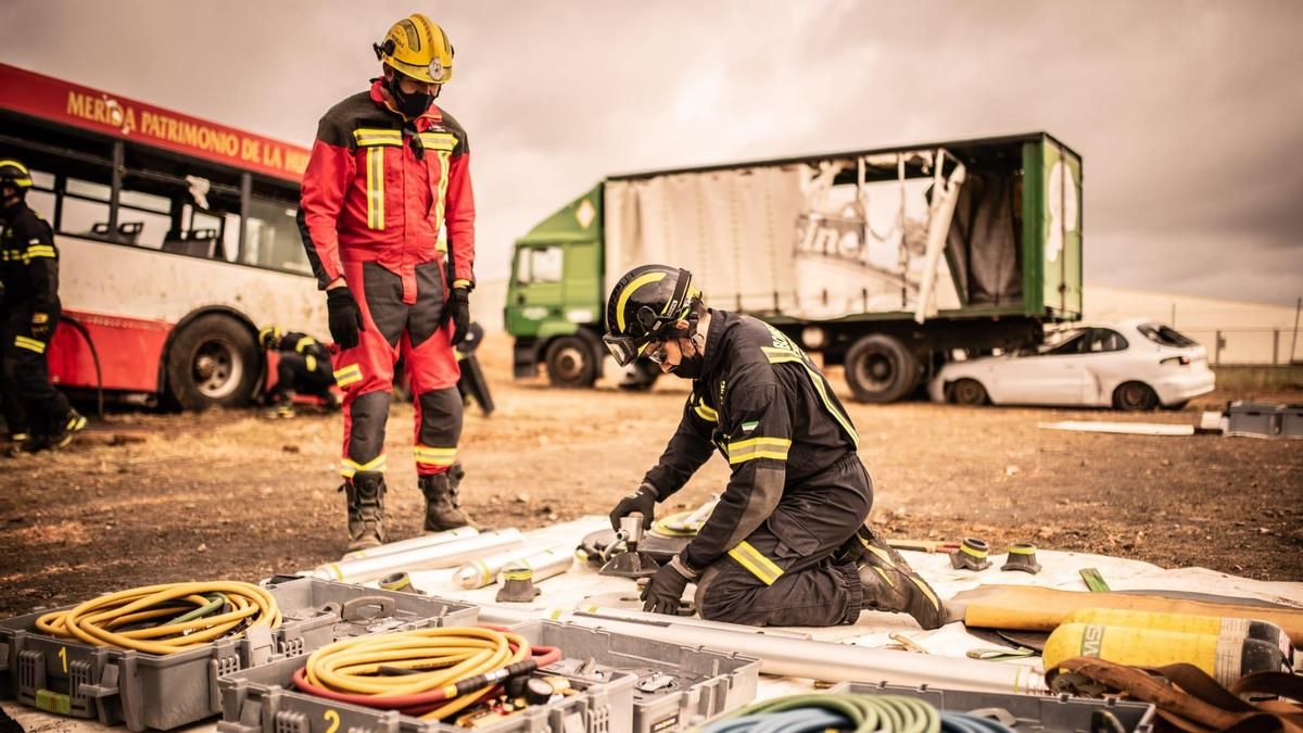 Dos bomberos del CPEI, en una imagen de archivo.