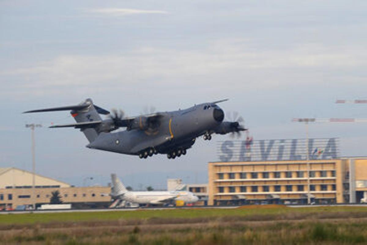 Un avión Airbus en el aeropuerto de Sevilla