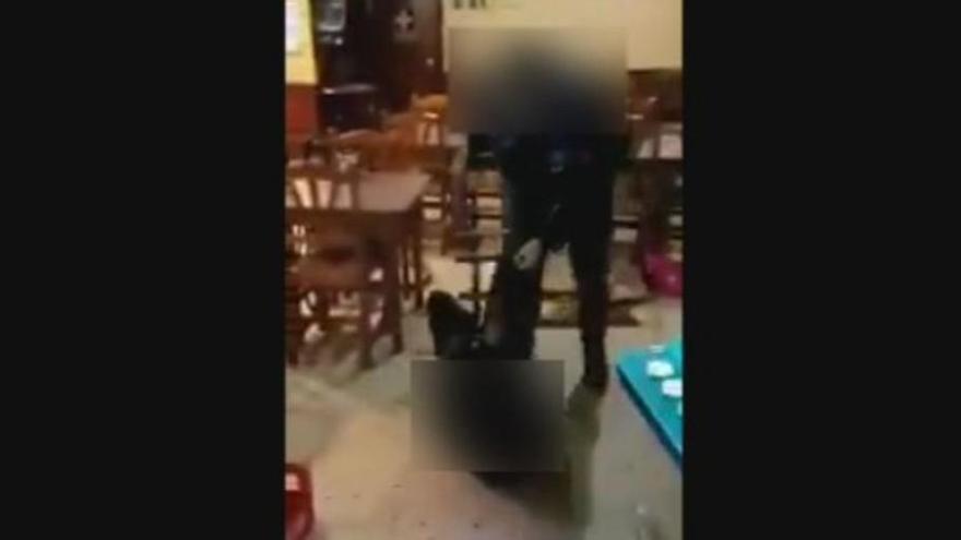 Polémica por un vídeo en el que un urbano de Lleida golpea a un joven en un bar