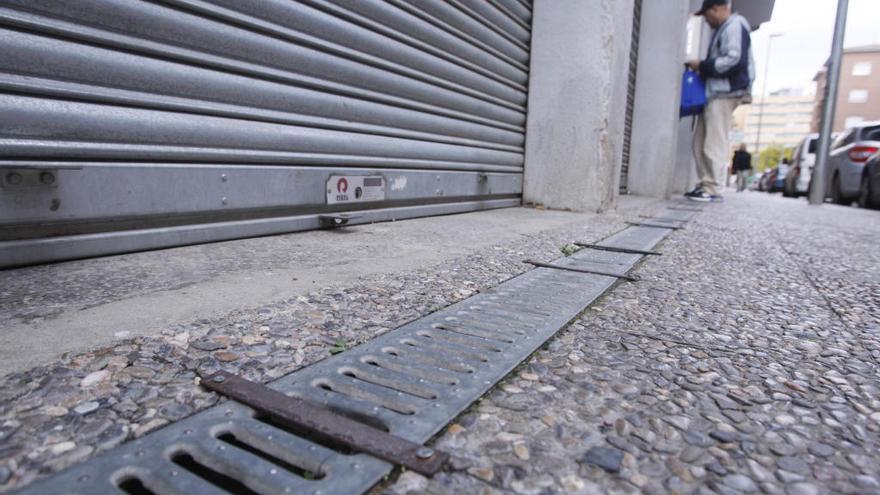 La reixa del carrer Finestrelles en el punt on va caure la dona que va acabar morint