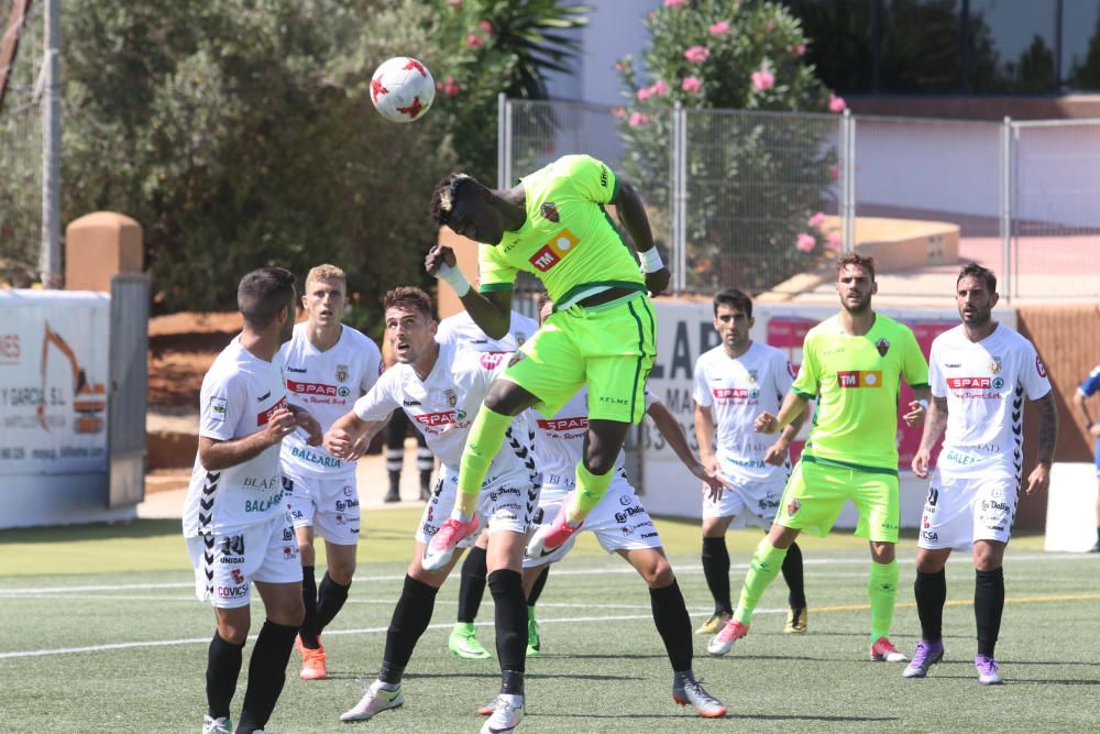 El Elche sufre para ganar y llega al derbi copero como líder