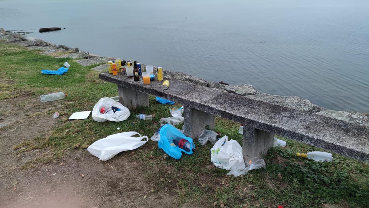 Más restos del botellón en el paseo marítimo de Moaña.