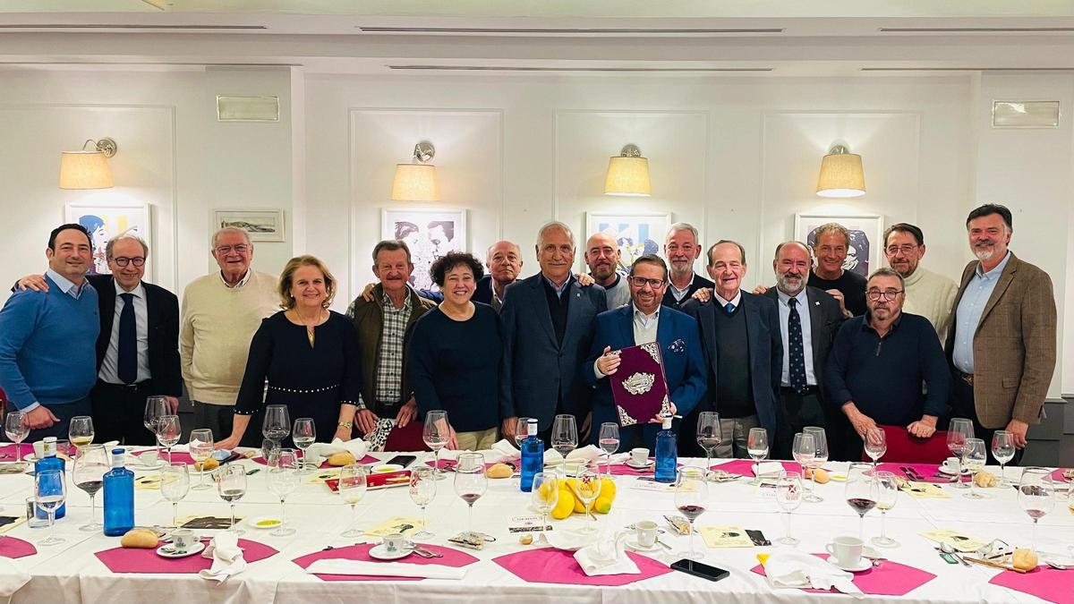 Almuerzo que ha reunido a miembros de la tertulia, cofrades y antiguos pregoneros de la Semana Santa