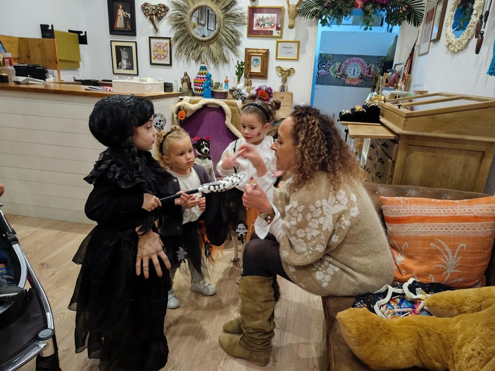 'Truco o trato': brujas, vampiros y fantasmas invaden Villaviciosa en una tarde terrorífica