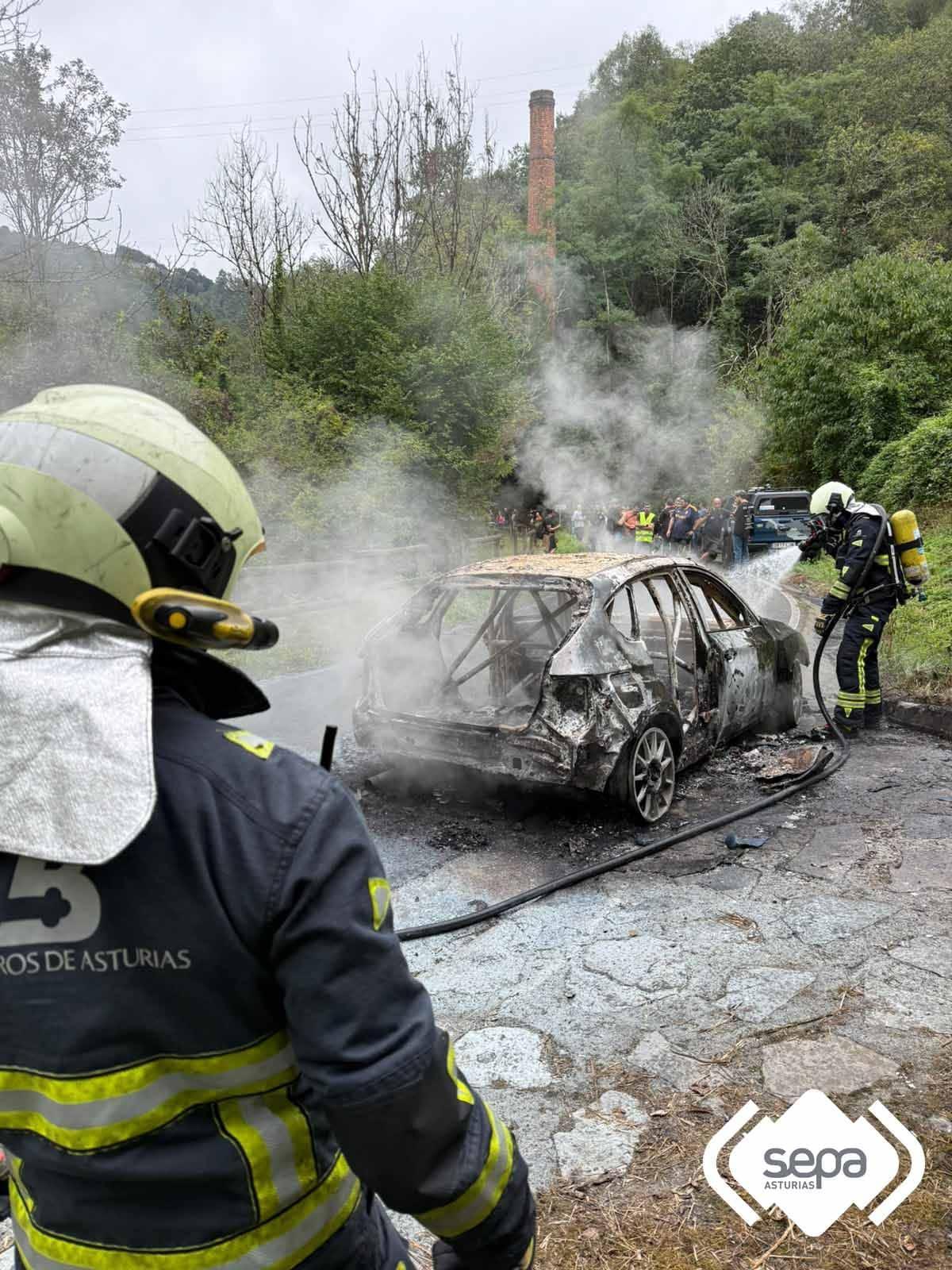 Los bomberos, durante los trabajos de extinción.