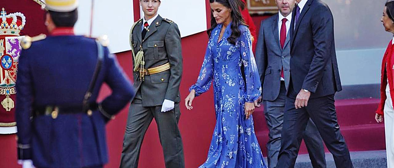 La princesa de Asturias, Leonor (i-d), la reina Letizia, y el presidente del Gobierno, Pedro Sánchez, a su llegada este jueves al desfile del Día de la Fiesta Nacional, en Madrid