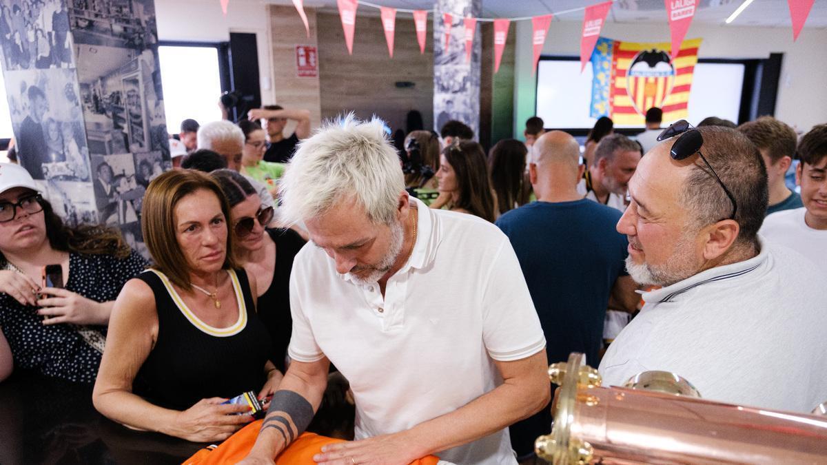 Santiago Cañizares firmando en el evento de LaLiga