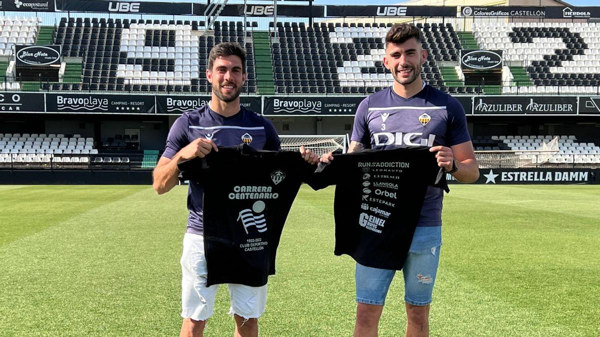 Salva Ruiz y José Mas, jugadores del primer equipo del Castellón, con la camiseta exclusiva de la sexta edición.