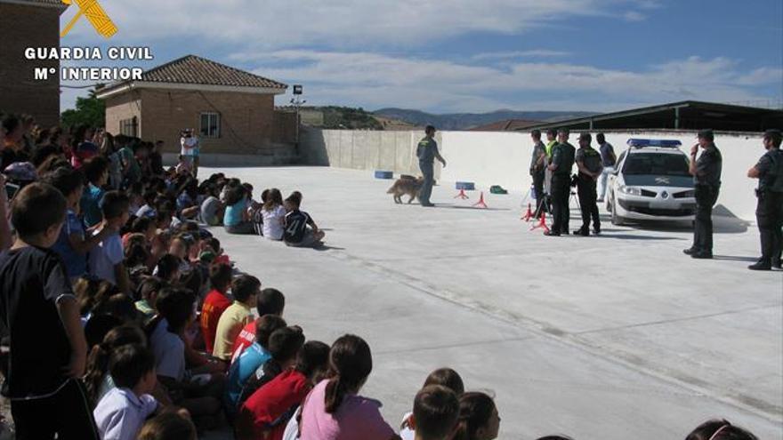 La Guardia Civil expone sus medios en Baena