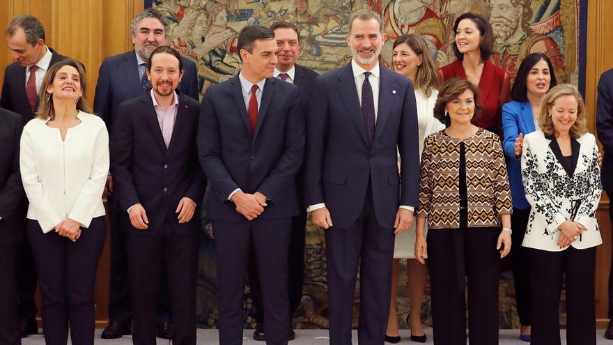Felipe VI, con los miembros del Gobierno.