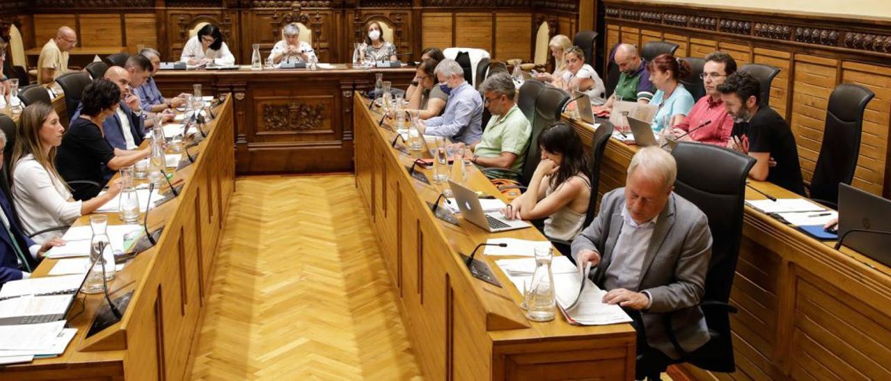 Ana González, al fondo, preside el Pleno de Gijón. | Juan Plaza