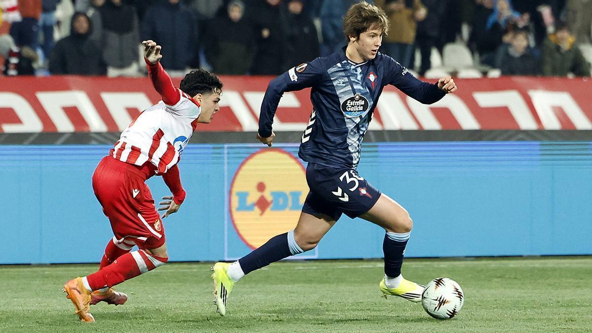 Fer López conduce la pelota  perseguido por un rival  en Belgrado.