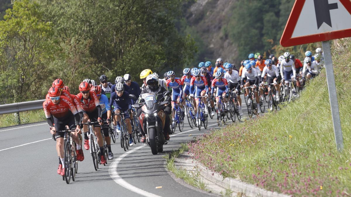 Las imágenes de la última etapa de la Vuelta a Asturias: crónica y reacciones