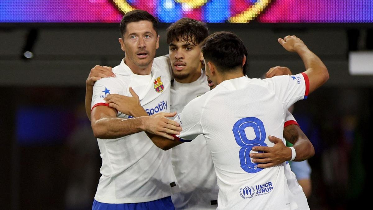 FOC-SOC-SPO-ARSENAL-V-FC-BARCELONA-PRE-SEASON-FRIENDLY Lewandowski, Abde y Pedri celebran el momentáneo 0-1 sobre el Arsenal en el primer amistoso de la gira.