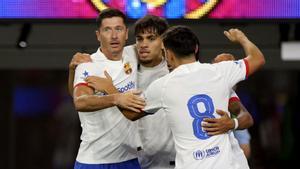 Lewandowski, Abde y Pedri celebran el momentáneo 0-1 sobre el Arsenal en el primer amistoso de la gira.