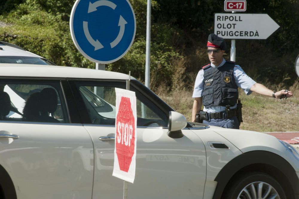 Varios agentes de los Mossos d'Esquadra vigilan en un control en la carretera C-17 a su paso por Ripoll (Girona).