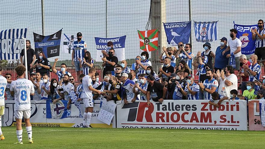 Álex Bergantiños se acerca a la grada para saludar a los aficionados deportivistas. |  // LOF