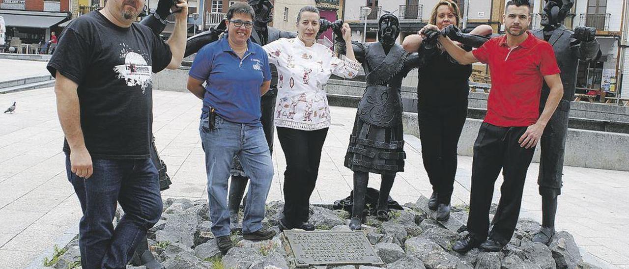 Por la izquierda, José Cuévano, Loreto García, Alicia García, Cristina Ordiales y Santi Rodríguez, en el Monumento al Carmín de la plaza de Les Campes.