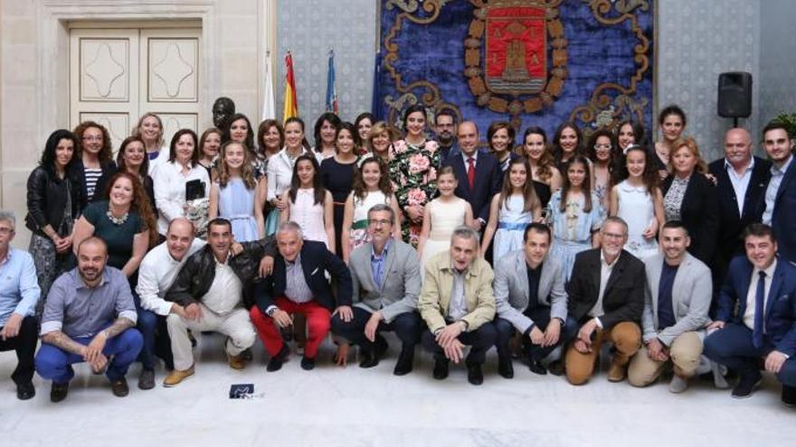 Las representantes de las Hogueras con sus familiares y el alcalde en el Salón Azul