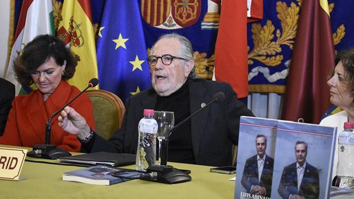 Manuel Domínguez, presentando con Carmen Calvo su libro sobre Luis Abinader en el Centro Riojano de Madrid en marzo de 2023.