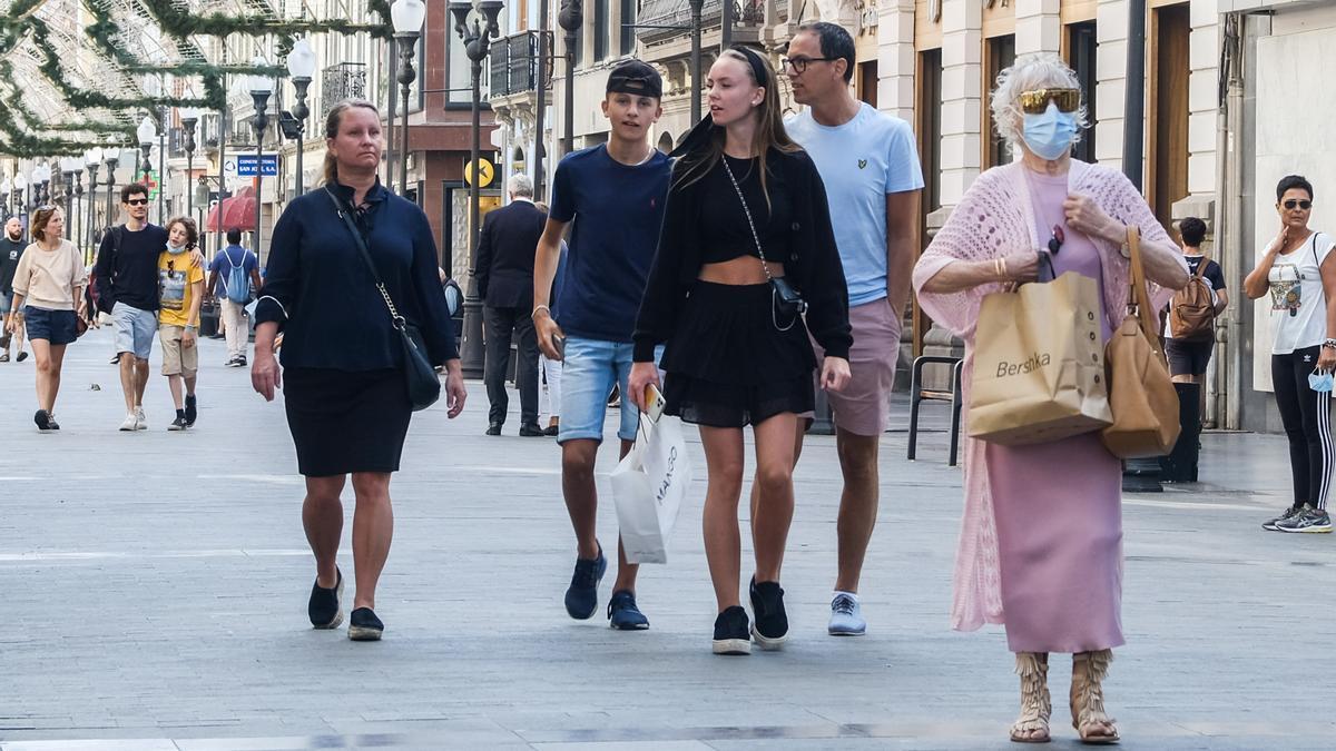 Una persona con mascarilla, hoy en Triana.