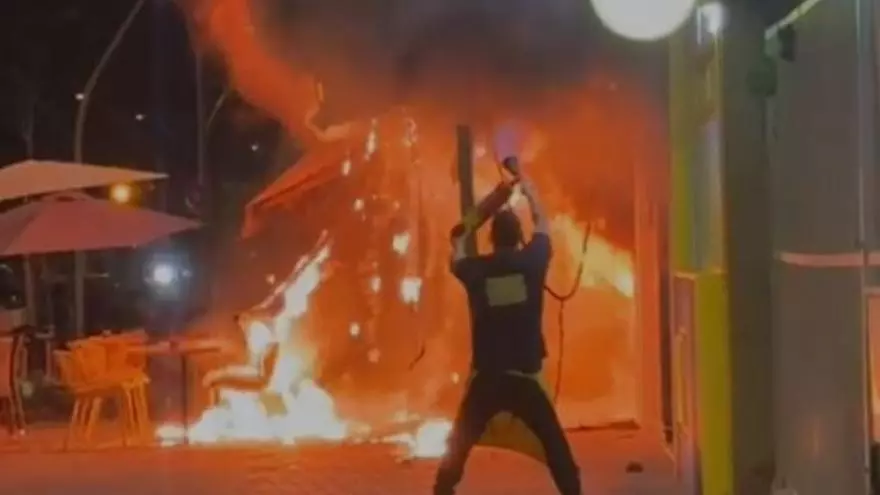 Así ha sido el incendio que ha destruido un bar en el Paseo Marítimo de Palma