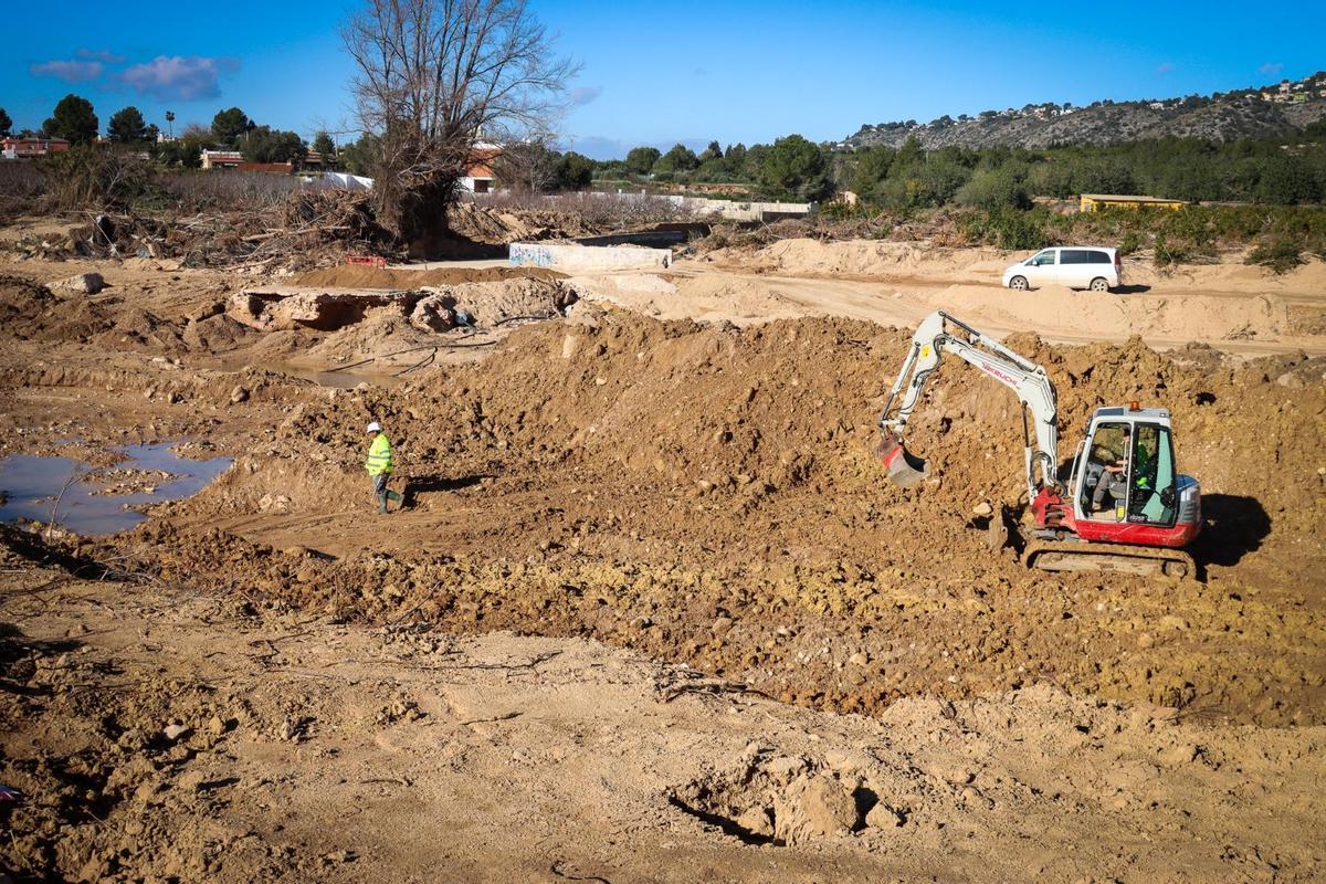 Trabajos en los caminos rurales de Torrent afectados por la dana