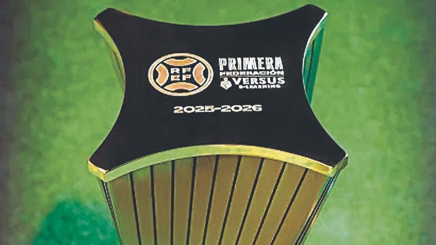El título de Primera RFEF, 62 centímetros de trofeo