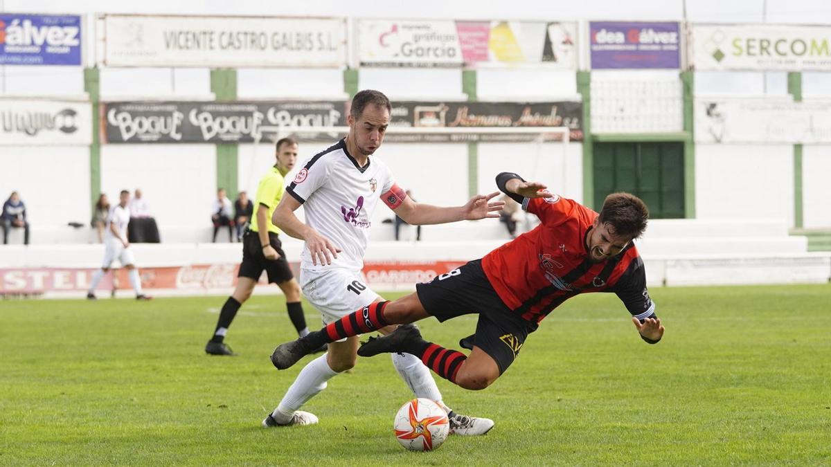 Un lance del partido entre el Pozoblanco y el Cartaya, este domingo.