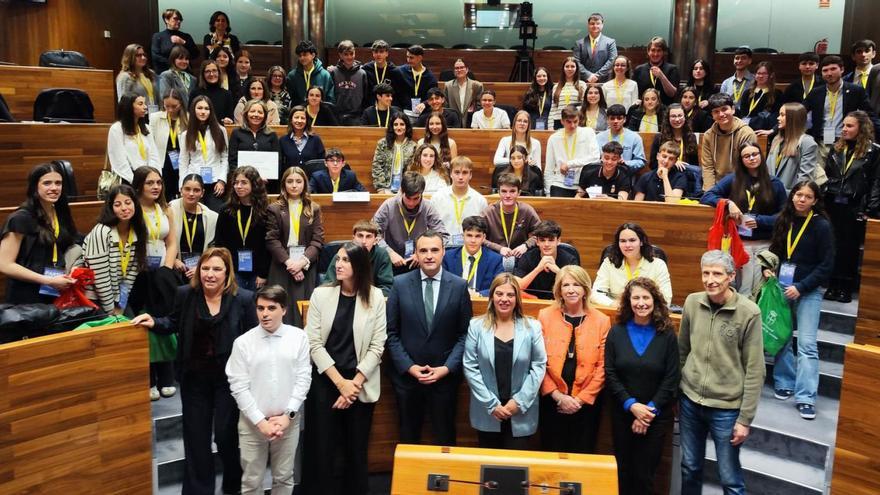 Guillermo Peláez, Gimena Llamedo y María Celia Fernández (vicepresidenta de la Junta), en el centro, con participantes y profesores. | A. G.-O.