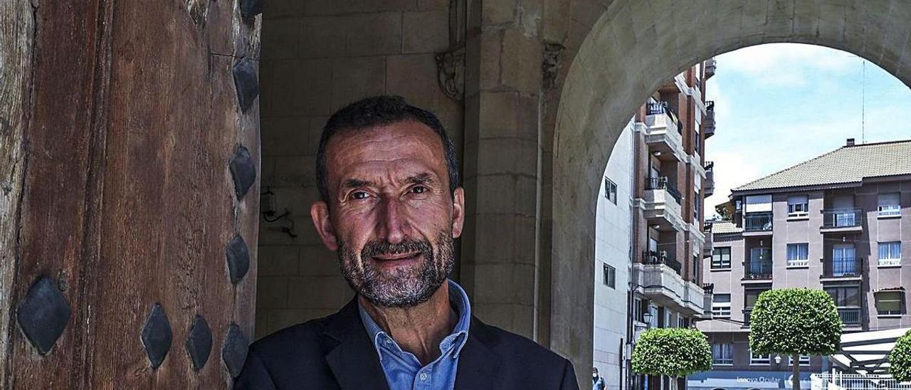 Carlos González, alcalde de Elche, durante la entrevista.