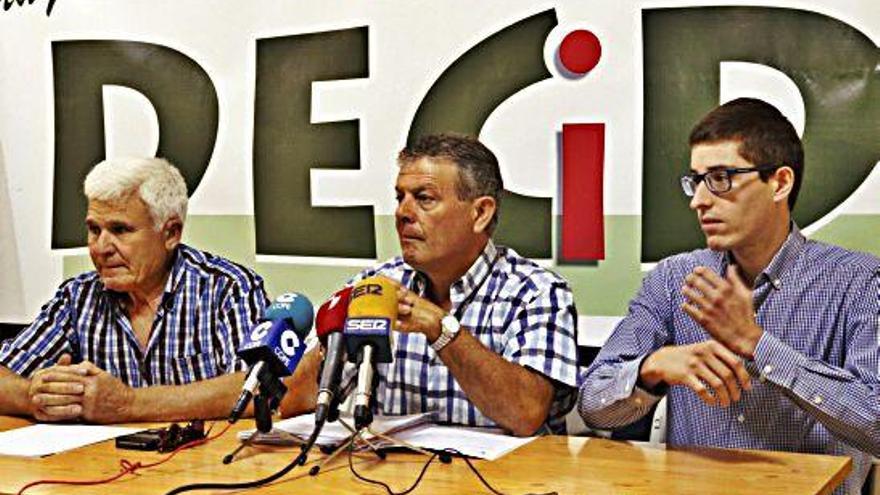 Manuel Fuentes, en el centro, durante su intervención en la sede de Ahora Decide.