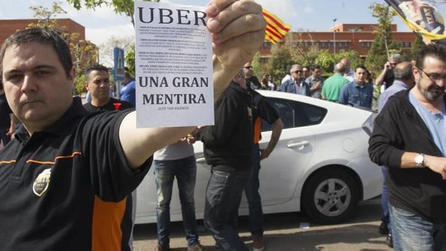 Un centenar de taxistas protesta en la UJI contra Uber