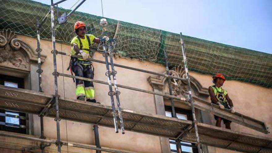 La Diócesis refuerza el Palacio Episcopal tras la caída de cascotes de la cornisa