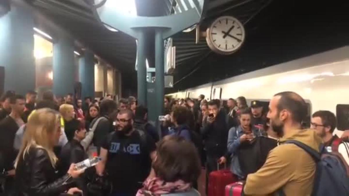 Más de 300 pasajeros han permanecido retenidos durante horas en la estación de Ulldecona.