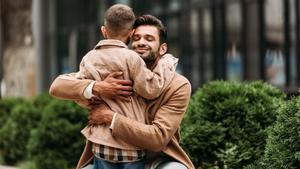 Hombre abrazando a niño