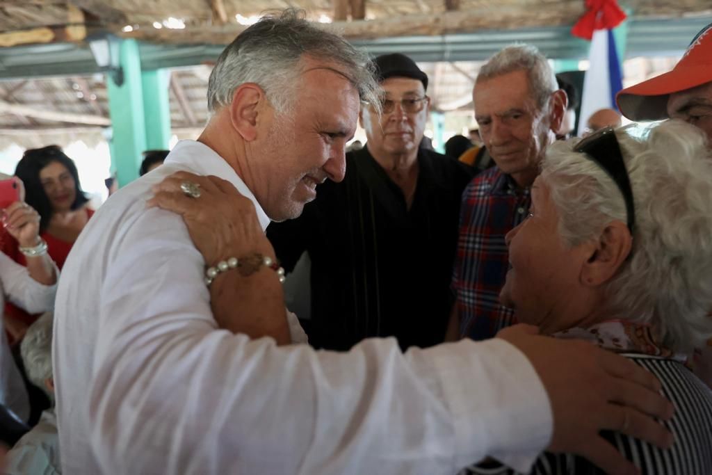 Ángel Víctor Torres visita Cuba